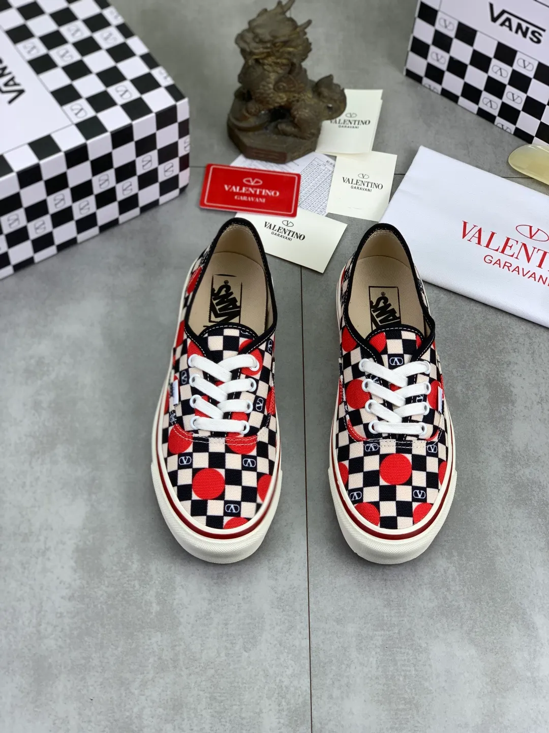 Men's shoes 💰P460 New Valentino❌Wans co-branded Valentino and Vans release new co-branded sneakers, integrating Valentino's Italian high-definition aesthetics and Vans's free and authentic spirit, giving classic shoes a personality that spans the ages. Many stars - Jolin Tsai. Yang Zi. Liu Wen. Ma Baiquan. Choi Soobin. freen. Song Zuer. JJ Lin. zel. Cecilia Cheung. shark. Xin Yunlai...Same style. Female model: 35-42 (41.42 is custom-made and non-refundable) Men's model: 39-46 (45.46 is custom-made and non-refundable)